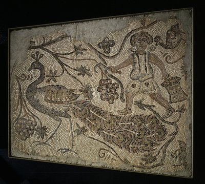 Pannello di mosaico del pavimento: Vendemmiatore con pavone, 400 d.C. da Unbekannt