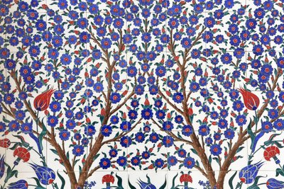 Fiori. Uno degli 80 pannelli di Iznik - piastrelle di ceramica altamente decorate popolari nel XVI secolo - che figurano distintamente negli edifici imperiali e religiosi di Istanbul. Moschea Sheikh Zayed. 1995. Emirato di Abu Dhabi da Unbekannt