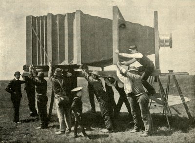 Messa a fuoco della gigantesca macchina fotografica per il lavoro, 1901 da Unbekannt