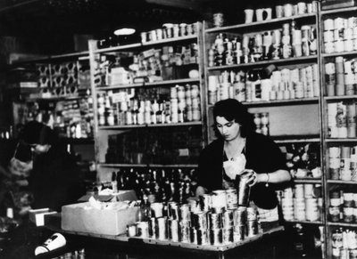 Negozio di alimentari nella Parigi occupata, c1941 da Unbekannt