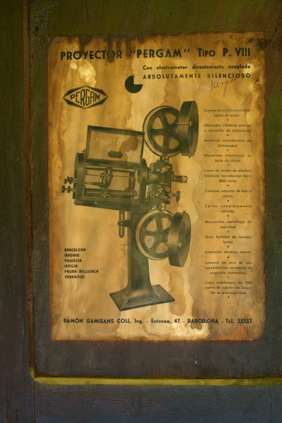 Ex hotel (Hostal Vell - la Toranesa). Interno. La sala di proiezione del cinema. Proiettore cinematografico (Ossa Pergam tipo PVIII). (dettaglio) da Unbekannt