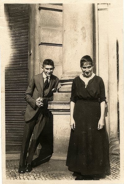 Franz Kafka con sua sorella Ottla davanti alla casa Oppelt a Praga. Circa 1914 da Unbekannt