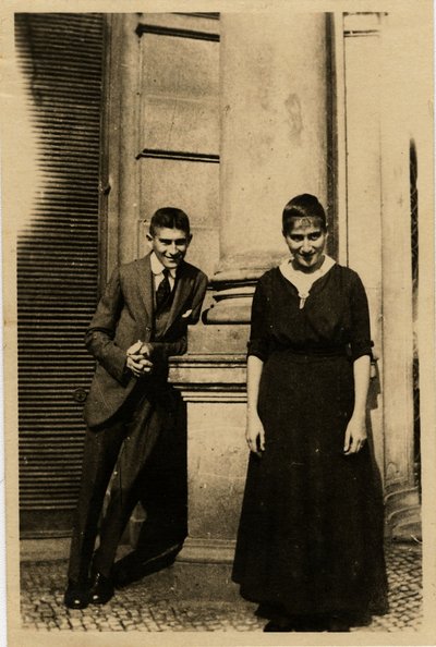 Franz Kafka con sua sorella Ottla davanti alla Casa Oppelt a Praga da Unbekannt