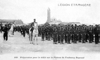 Legione straniera francese che si prepara a marciare sull