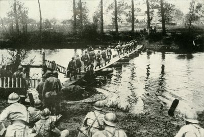 Truppe francesi che attraversano un fiume, 1919 da Unbekannt
