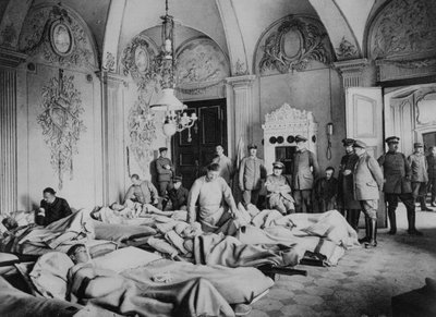 Feriti francesi e tedeschi in un castello in Francia, Prima Guerra Mondiale, 1915 da Unbekannt