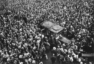 Folle francesi che acclamano Pershing e Joffre, Hotel Crillon, Parigi, Prima Guerra Mondiale, 1917 da Unbekannt