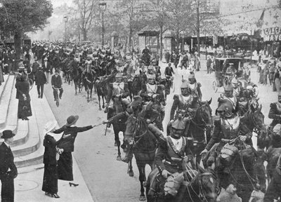 Corazzieri francesi che attraversano le strade di Parigi diretti al fronte, 1914 da Unbekannt