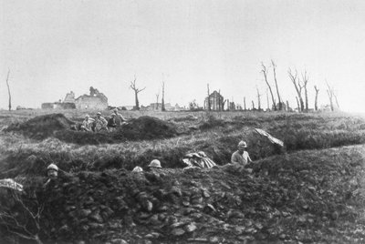Fanteria francese che stabilisce posizioni di ripiego davanti a una fattoria in rovina, Piccardia, Francia, 1918 da Unbekannt