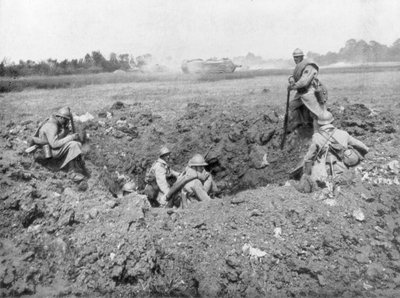 Fanteria francese che riposa in una buca di granata, Chemin des Dames, Francia, 11 giugno 1918 da Unbekannt