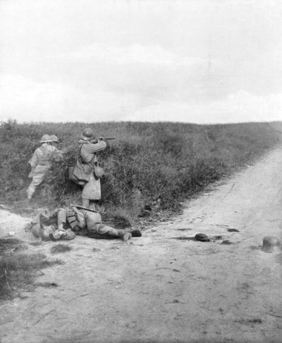 Mitraglieri francesi che spazzano una strada, Courcelles, sud-est di Montdidier, Francia da Unbekannt