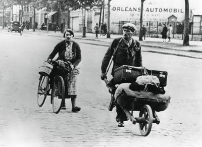 Rifugiati francesi che tornano a casa dopo la caduta della Francia ai tedeschi, Parigi, luglio 1940 da Unbekannt