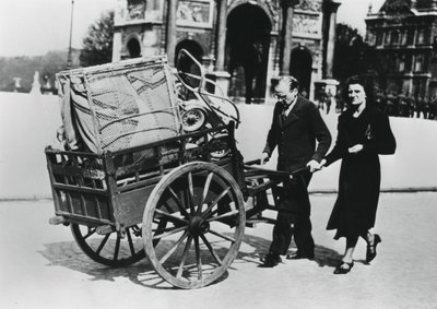 Rifugiati francesi che tornano a casa dopo la caduta della Francia ai tedeschi, Parigi, luglio 1940 da Unbekannt