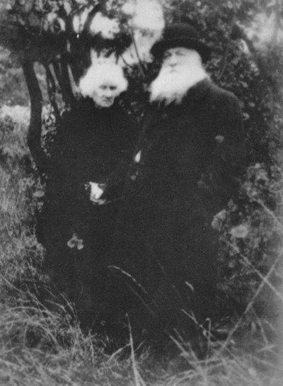 Scultore francese Auguste Rodin fotografato nel parco della sua villa a Meudon, 1916, 1939 da Unbekannt