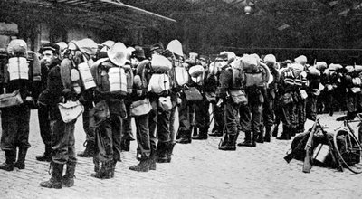 Soldati francesi in una stazione ferroviaria, Parigi, Prima Guerra Mondiale, 1914 da Unbekannt