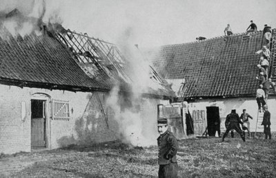 Soldati francesi combattono un incendio causato da bombe incendiarie tedesche, Artois, Prima Guerra Mondiale, 1915 da Unbekannt