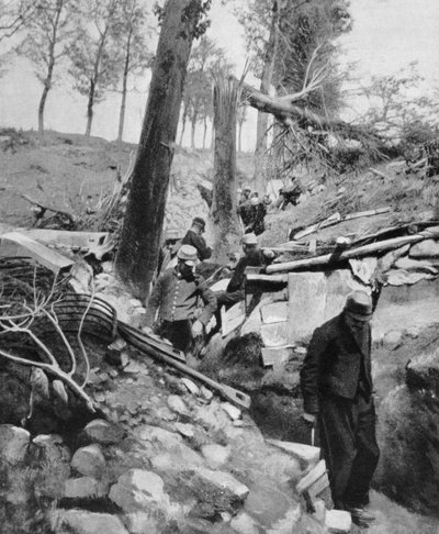 Soldati francesi attraversano una trincea dopo un pesante bombardamento tedesco, Prima Guerra Mondiale, 1915 da Unbekannt