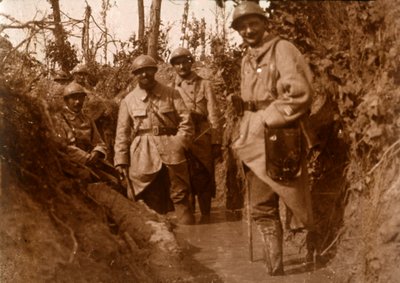 Soldati francesi nel fango, Chemin des Dames, Francia settentrionale, c1914-c1918 da Unbekannt