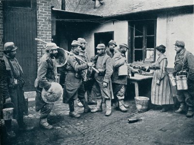 Soldati francesi che tornano dalle trincee fanno una sosta per rinfrescarsi, c1914 da Unbekannt