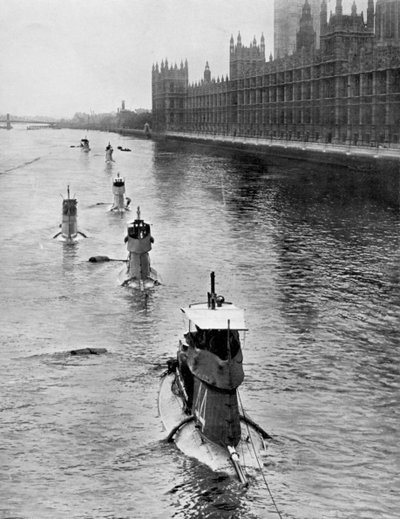 Sottomarino francese Saphir Q44 e altri cinque in movimento da Gravesend a Londra, luglio 1909 da Unbekannt