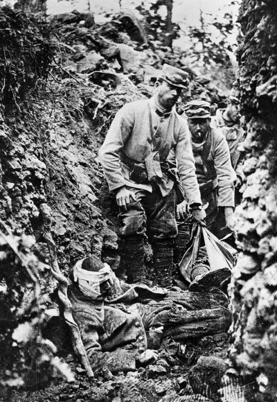Truppe francesi dopo un attacco e bombardamento tedesco, Prima Guerra Mondiale, 30 giugno 1915 da Unbekannt