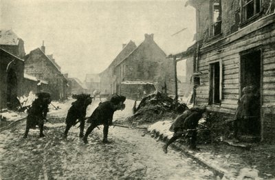 Truppe francesi che attraversano una strada del villaggio sotto il fuoco tedesco, Prima Guerra Mondiale da Unbekannt