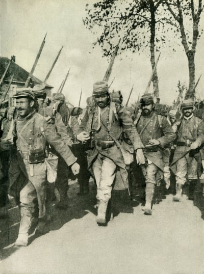 Truppe francesi in marcia, Prima Guerra Mondiale, 1914-1918, c1920 da Unbekannt