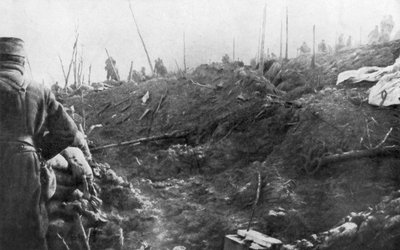 Le truppe francesi si preparano per un contrattacco tedesco, cresta di Eparges, vicino a Verdun, Francia da Unbekannt