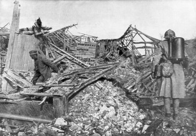 Truppe francesi che usano lanciafiamme per stanare i tedeschi dai loro rifugi, Cantigny, Francia, 1918 da Unbekannt