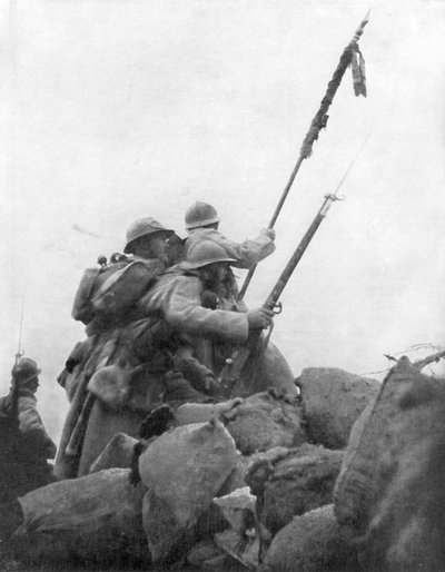 Truppe francesi con la loro bandiera reggimentale, la 2ª Battaglia della Champagne, Francia, 25 settembre 1915 da Unbekannt