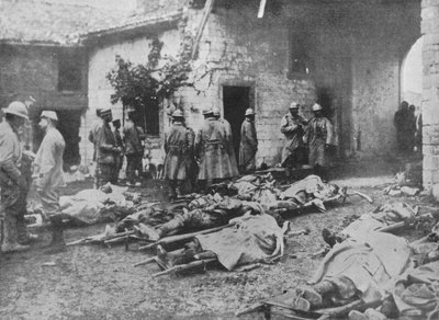 Feriti francesi rimossi durante un attacco a una fattoria nelle retrovie, 1915 da Unbekannt