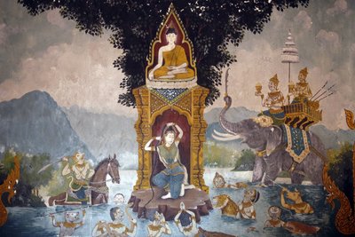 Affresco che raffigura una scena della vita del Buddha nel Wat Phra Doi Suthep, Chiang Mai. Phra Mae Thorani torce i suoi lunghi capelli e torrenti d