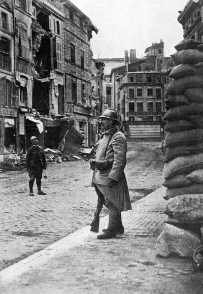 Guarnigione di soldati francesi e pompieri, Verdun, Francia, Prima Guerra Mondiale, 1916, c. 1920 da Unbekannt