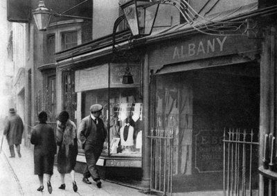 Porta in Vigo Street che conduce alle camere Albany, Londra, 1926-1927 da Unbekannt