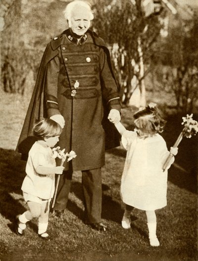 Generale Bramwell Booth con i suoi due nipoti, 1929, 1935 da Unbekannt