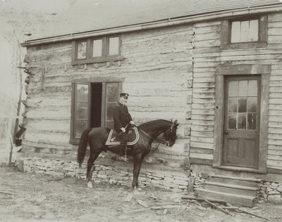 Generale Frederick Dent Grant a cavallo davanti alla capanna (Hardscrabble) costruita da suo padre, Ulysses S. Grant da Unbekannt