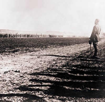 Il generale Henri Gouraud che osserva il campo di truppe, c1914-c1918 da Unbekannt