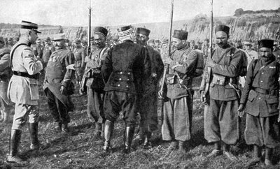 Il generale Joseph Joffre distribuisce medaglie, Alsazia, Francia, 1915 da Unbekannt