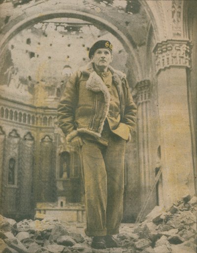 Il generale Sir Bernard Montgomery, osserva le rovine bombardate di Fossacesia, 1944-1944 da Unbekannt