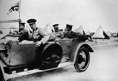 Generale Sir John Maxwell, comandante delle truppe egiziane, in auto attraverso uno dei campi, 1915 da Unbekannt