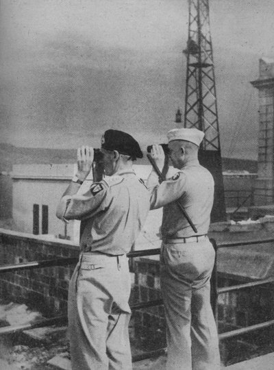 I generali Montgomery ed Eisenhower osservano dalla balconata a Messina la terraferma italiana, 1943-44 da Unbekannt