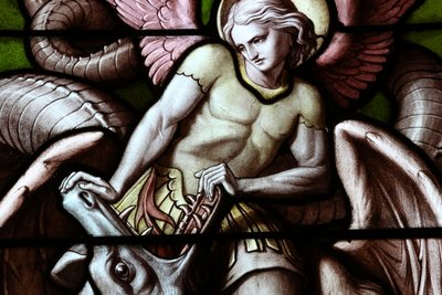 Basilica di Nostra Signora di Ginevra. Vetrata. Angelo che combatte Satana come un drago. da Unbekannt