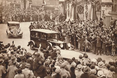 Giorgio VI e la regina Elisabetta lasciano Buckingham Palace per le vacanze a Windsor da Unbekannt