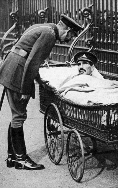 Giorgio V con un Soldato Ferito, 7º Battaglione Sherwood Foresters, Marzo 1918 da Unbekannt