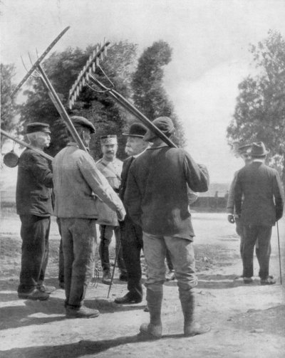 Georges Clemenceau parla con i contadini vicino al fronte, Chemin des Dames, Francia, 1918 da Unbekannt