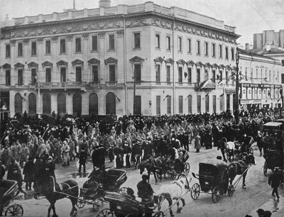 Prigionieri tedeschi e austriaci marciando per le strade di Pietrogrado, 1915 da Unbekannt