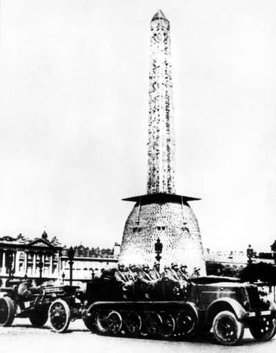 Artiglieria tedesca che attraversa Place de la Concorde, Parigi da Unbekannt
