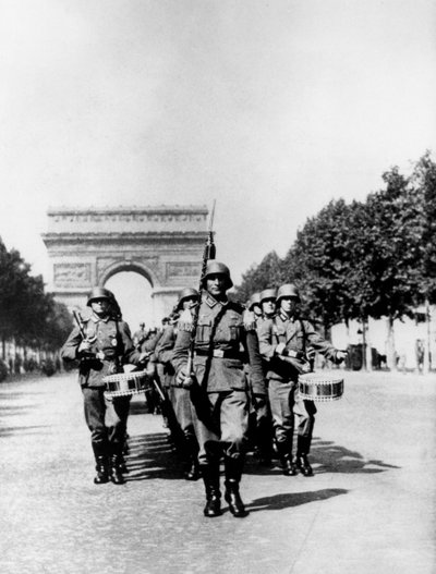 Parata militare tedesca lungo gli Champs Elysees durante l