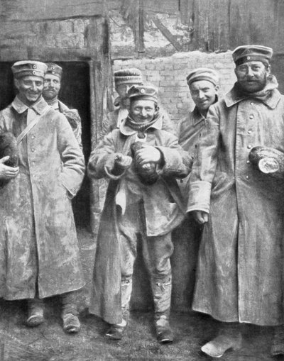 Prigionieri di guerra tedeschi con la loro razione di pane, 1915 da Unbekannt