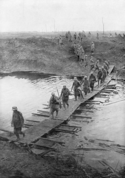 Prigionieri tedeschi su una passerella al Canale Yser, Belgio, 31 luglio 1917 da Unbekannt